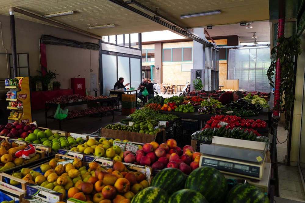Banco di frutta e verdura fresca di stagione